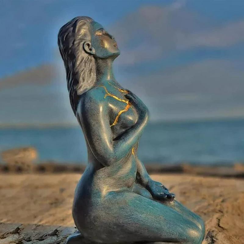 Abstract Resin Goddess Sculpture, 17 cm x 6 cm x 9,5 cm