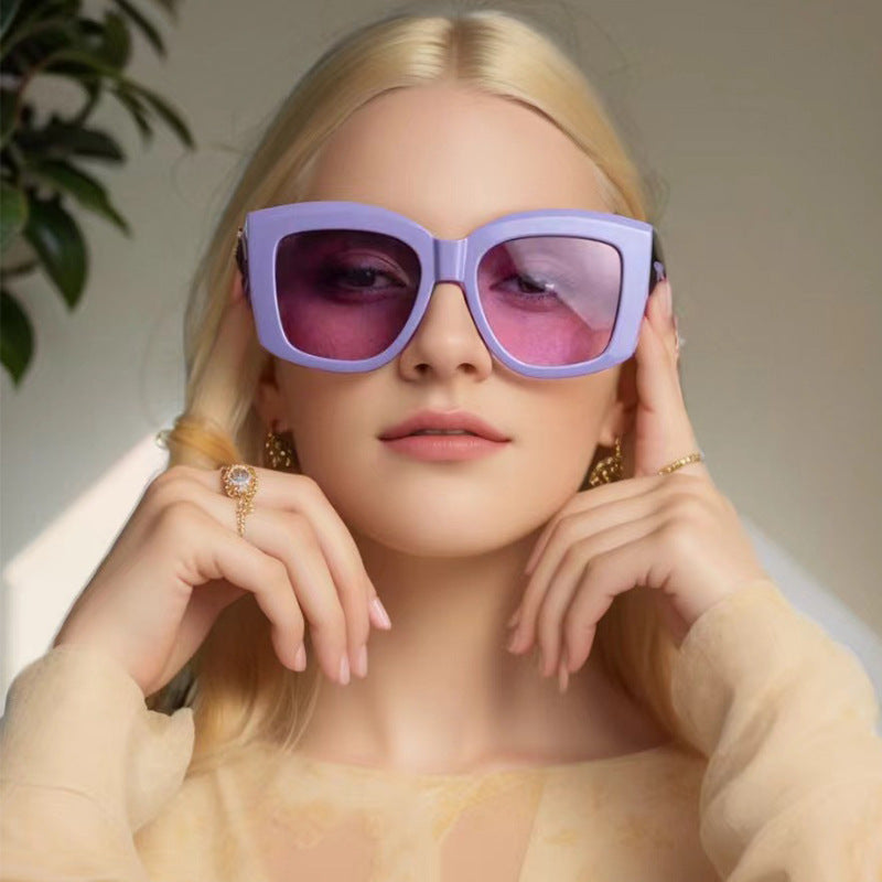 Women's Oversized Sunglasses - Lightweight Frame, Modern Style