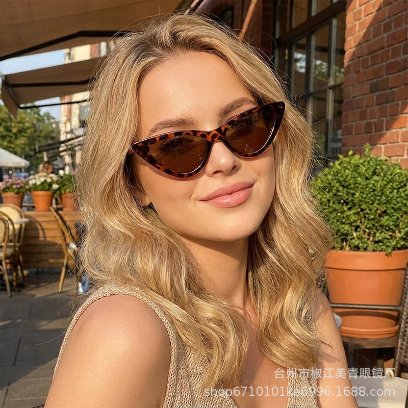 Ladies Cat-Eye Sunglasses - Elegant Tortoiseshell Pattern, view 3