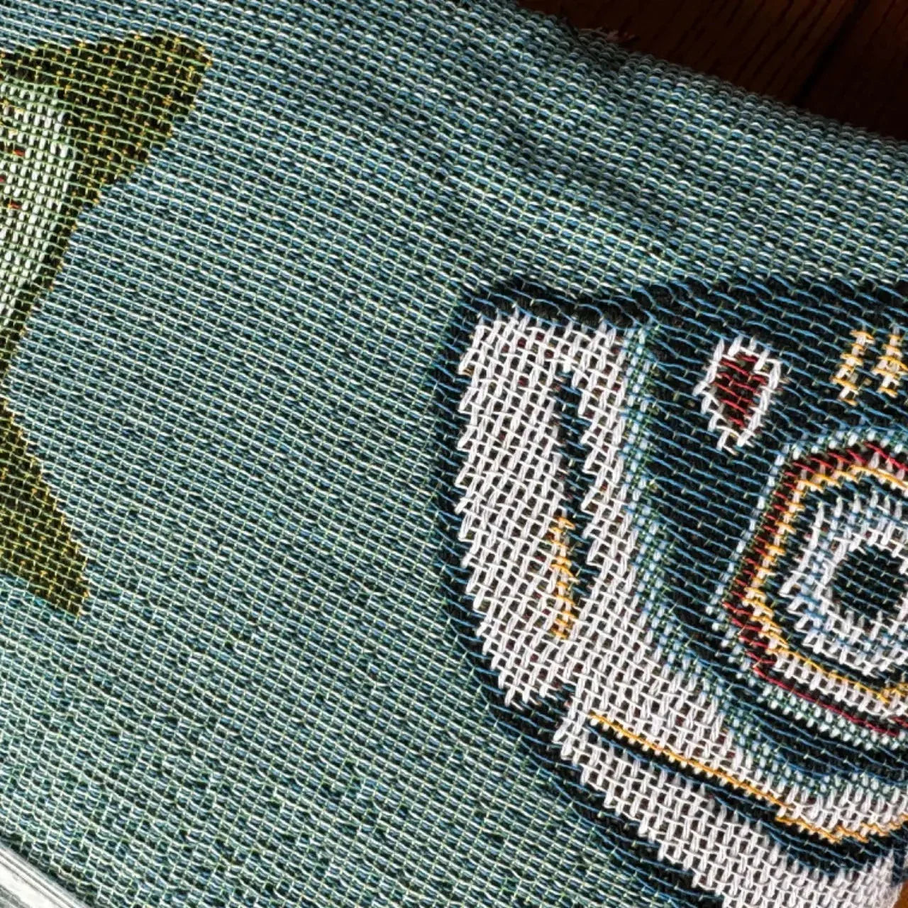 Falken Throw Blanket-Welvere