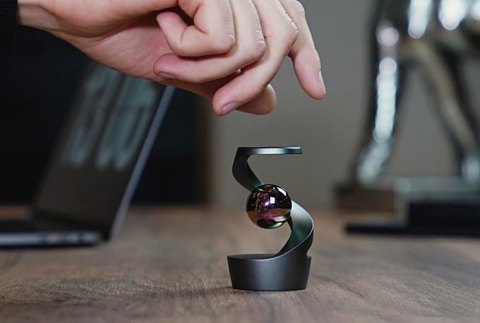 Kinetic Metal Desk Toy, 10cm x 10cm x 15cm