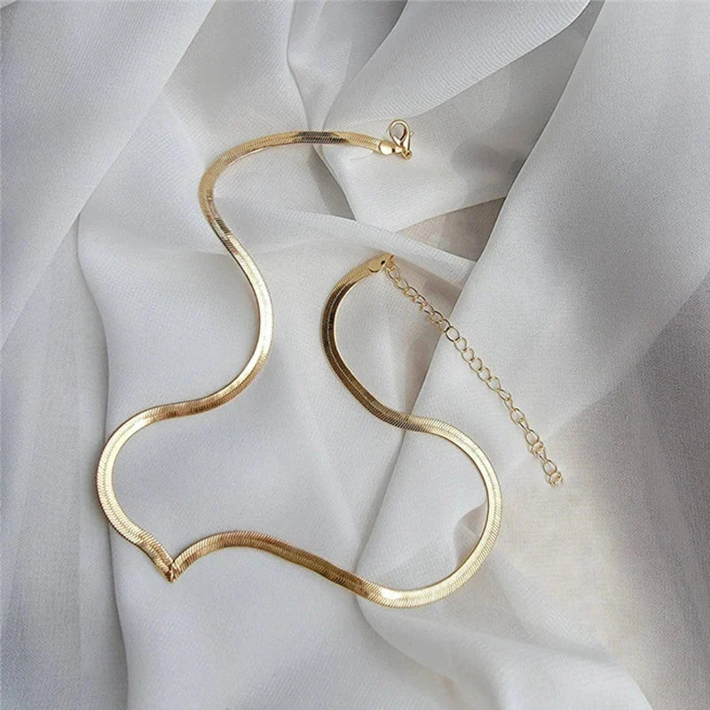 V Taper Herringbone Necklace for Women - Classic Style, view 7