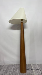 Vinella Wood Floor Lamp-Welvere