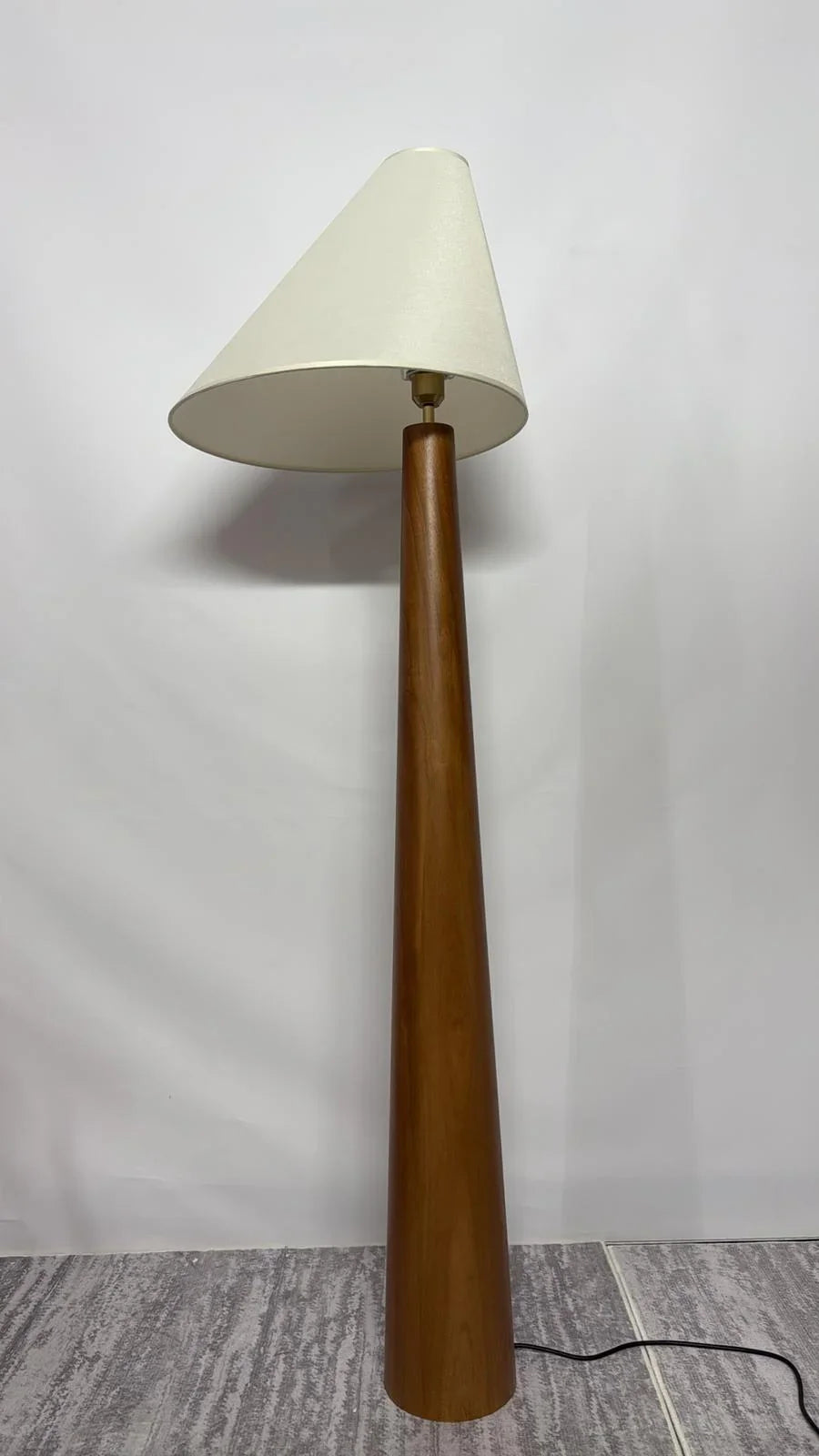 Vinella Wood Floor Lamp-Welvere